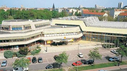 Hinter dem Gebäude erstreckt sich eine riesige Grünanlage. Auf die will Eigentümer Rainer Löhnitz nun Wohnhäuser bauen. 