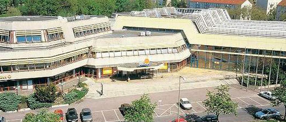 Hinter dem Gebäude erstreckt sich eine riesige Grünanlage. Auf die will Eigentümer Rainer Löhnitz nun Wohnhäuser bauen.