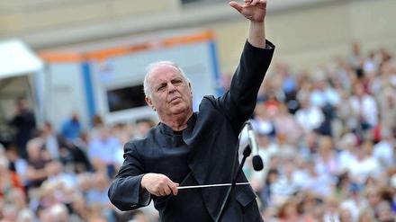 Daniel Barenboim dirigiert auf dem Bebelplatz
