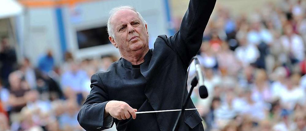 Daniel Barenboim dirigiert auf dem Bebelplatz