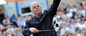 Daniel Barenboim dirigiert auf dem Bebelplatz