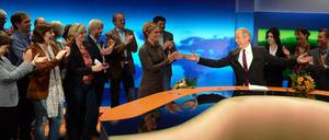 Das Team der Tagesthemen beklatscht Tom Buhrow nach seiner letzten Sendung.