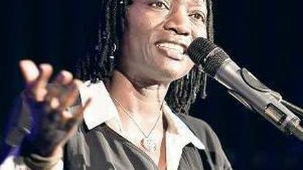 Schneller als der berühmte Bruder: Auma Obama am Samstag. Foto: Davids/Gregor Fischer