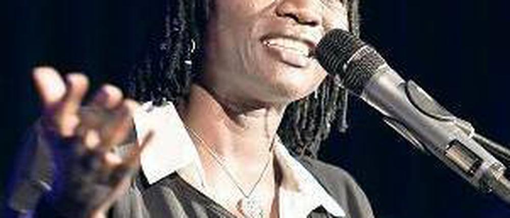 Schneller als der berühmte Bruder: Auma Obama am Samstag. Foto: Davids/Gregor Fischer