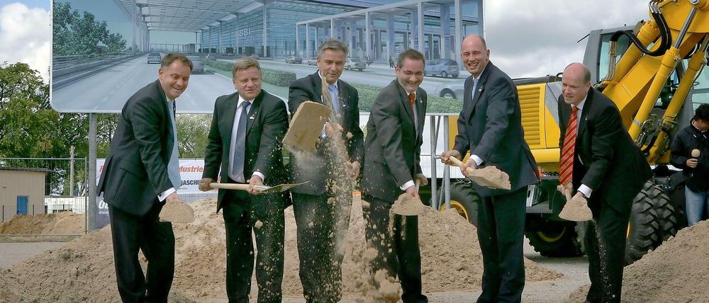 Der Ex-Deutsche Bahn-Chef und Ex-Air Berlin-Chef Hartmut Mehdorn rammten im September 2006 den Spaten symbolisch in den schlammigen Schönefelder Sandboden.