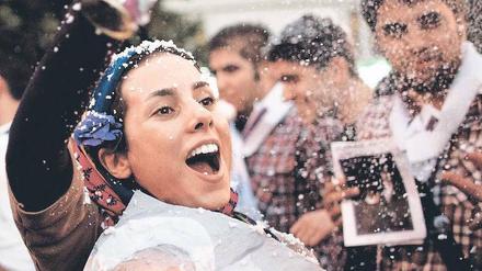 Aufbruchstimmung im Iran: Eine Anhängerin von Hassan Ruhani feiert in Teheran den Wahlsieg des Präsidentschaftskandidaten.