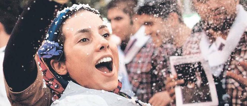 Aufbruchstimmung im Iran: Eine Anhängerin von Hassan Ruhani feiert in Teheran den Wahlsieg des Präsidentschaftskandidaten.