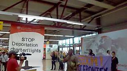 Protest gegen Abschiebungen am Tegeler Terminal C.