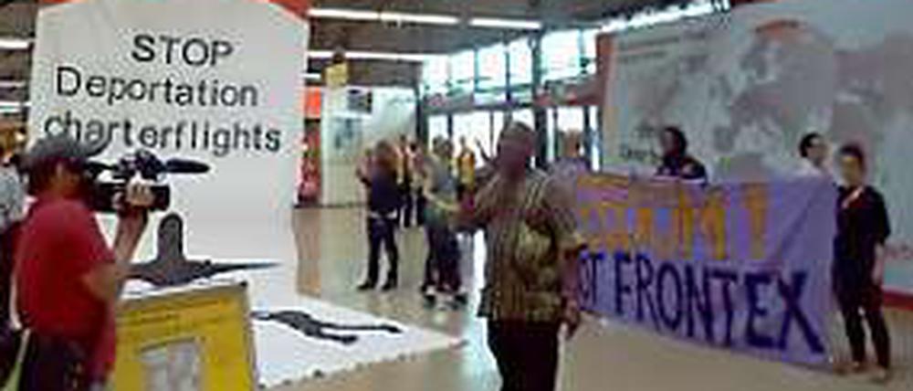 Protest gegen Abschiebungen am Tegeler Terminal C.