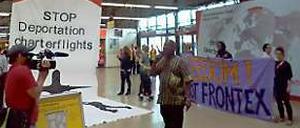 Protest gegen Abschiebungen am Tegeler Terminal C.