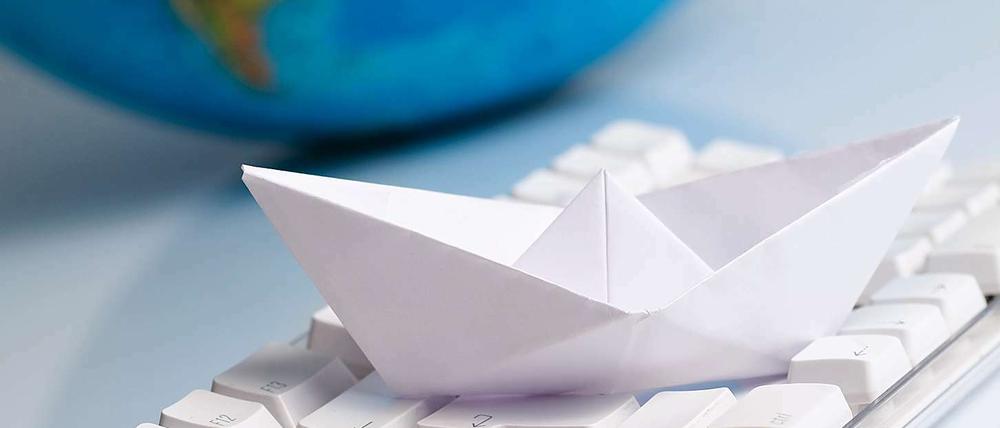 Auf dieser Erde ist der Schriftsteller Kapitän. Ein Papierboot für die Sans-Papiers sticht in See.