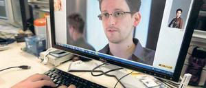 Er hat’s verraten. Ex-Geheimdienstmitarbeiter Edward Snowden, hier im Bild auf einer chinesischen Website, machte das Spionageprogramm öffentlich. Foto: Reuters