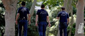 Polizisten patrouillieren im Gezi-Park in Istanbul.