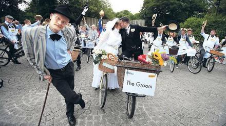 Rollenspiele. Einmal im Jahr Stephan Dedalus, Leopold oder Molly Bloom sein: Bloomsday-Akteure in Dublin. Foto: picture alliance/empics