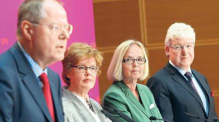 Im Kompetenzteam von Peer Steinbrück. Der Kanzlerkandidat (v. l.) und seine Experten: Cornelia Füllkrug-Weitzel, Christiane Krajewski und Oliver Scheytt, der nun das kulturpolitische Programm der Sozialdemokraten präsentierte. 