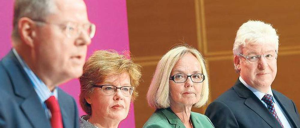 Im Kompetenzteam von Peer Steinbrück. Der Kanzlerkandidat (v. l.) und seine Experten: Cornelia Füllkrug-Weitzel, Christiane Krajewski und Oliver Scheytt, der nun das kulturpolitische Programm der Sozialdemokraten präsentierte.