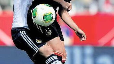 Bitte nicht verletzen. Svenja Huth (r.) gegen die Schottin Jane Ross.