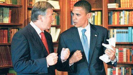 Präsent aus Berlin. 2008 nahm Obama einen Bären mit nach Hause, diesmal gibt’s einen Wandteller. 