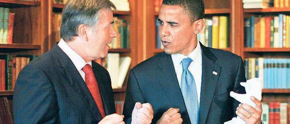 Präsent aus Berlin. 2008 nahm Obama einen Bären mit nach Hause, diesmal gibt’s einen Wandteller. 