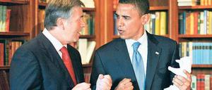 Präsent aus Berlin. 2008 nahm Obama einen Bären mit nach Hause, diesmal gibt’s einen Wandteller. 