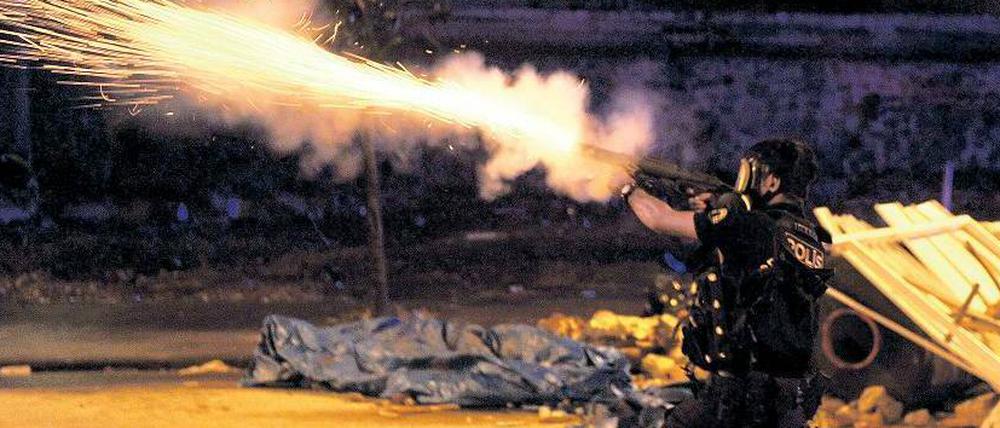 Ein harter Polzeieinsatz beendete in der Nacht zum Sonntag die zweiwöchige Rebellion von Istanbul.