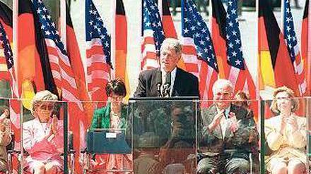 Heiße Sache. Auch als Bill Clinton 1994 am Brandenburger Tor sprach, war es ziemlich heiß. Vielleicht kann sich Obama da noch einen Tipp abholen. Foto: dpa