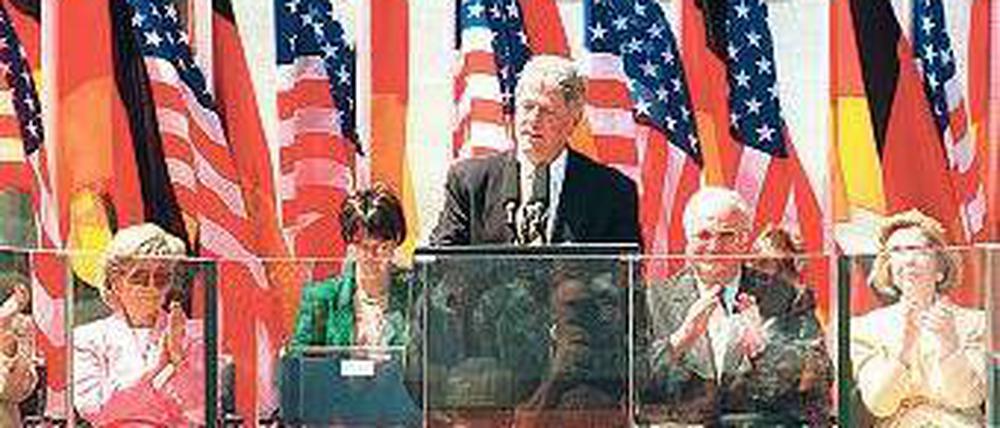 Heiße Sache. Auch als Bill Clinton 1994 am Brandenburger Tor sprach, war es ziemlich heiß. Vielleicht kann sich Obama da noch einen Tipp abholen. Foto: dpa