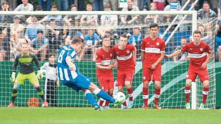 Herthas U-17-Spieler Dominik Pelivan schießt einen Freistoß.