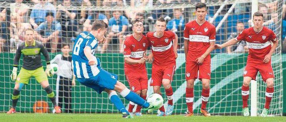 Herthas U-17-Spieler Dominik Pelivan schießt einen Freistoß.