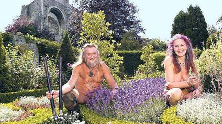 Gärtnern wie Adam und Eva: Ian (68) und Barbara (61) Pollard in ihren Abbey House Gardens.