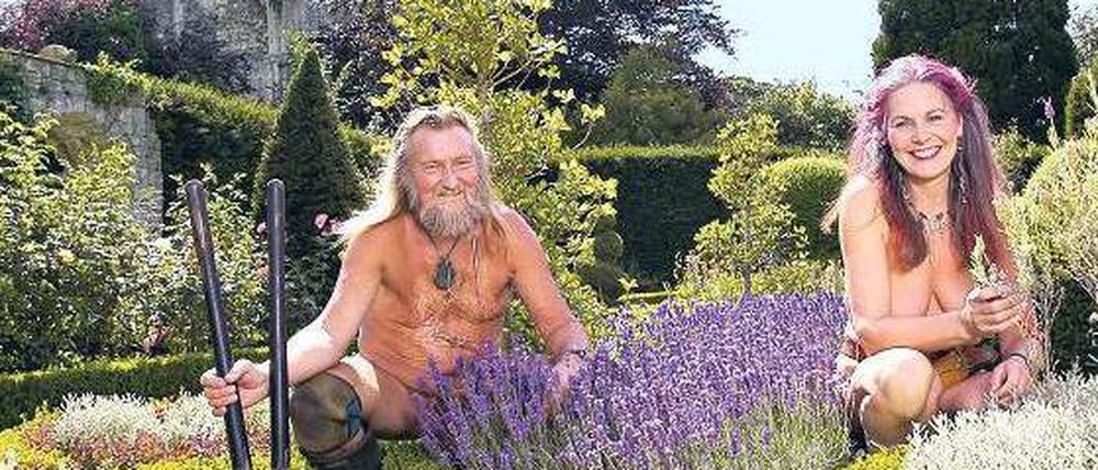 Gärtnern wie Adam und Eva: Ian (68) und Barbara (61) Pollard in ihren Abbey House Gardens.