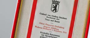 Die Speisekarte im Museum "The Kennedys" zeigt das Menü, das die einstige Präsidentenfamilie bei ihrem Berlin-Besuch gegessen hat.