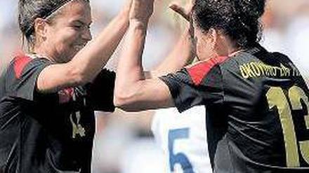 Zum Abklatschen. Okoyino da Mbabi (r.) feiert ihren ersten Treffer. Foto: dpa