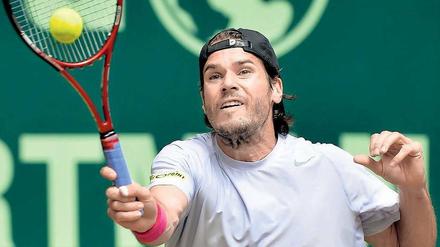 In die Defensive gezwungen. Thomas Haas konnte in Halle gegen seinen Freund Roger Federer zwar den ersten Satz gewinnen, das Halbfinalmatch aber verlor er schließlich doch mit 6:3, 3:6 und 4:6. Foto: AFP