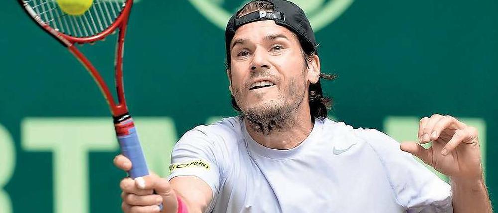 In die Defensive gezwungen. Thomas Haas konnte in Halle gegen seinen Freund Roger Federer zwar den ersten Satz gewinnen, das Halbfinalmatch aber verlor er schließlich doch mit 6:3, 3:6 und 4:6. Foto: AFP