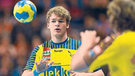 Paul Drux fängt einen Handball.