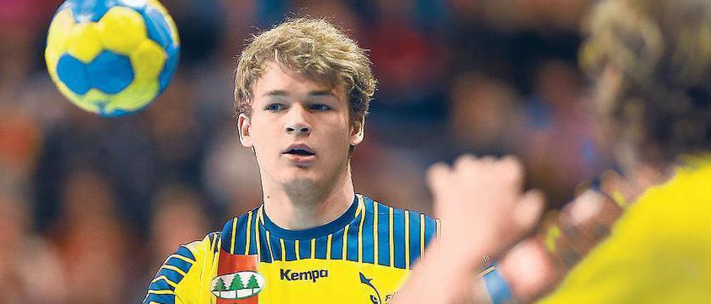 Paul Drux fängt einen Handball.