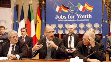 Jobs for Youth - Arbeit für Junge. Minister aus Italien, Deutschland, Frankreich und Spanien in Rom trafen sich bei Ministerpräsident Enrico Letta (Mitte), um über Lösungen für das drängende Problem der Jugendarbeitslosigkeit zu beraten. Mit dabei Fabrizio Saccomanni aus Italien (links) und Wolfgang Schäuble.
