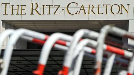 Berlin ist wegen des Besuchs der Obamas für zwei Tage in Aufruhr. Die Familie logiert in der Zeit im Ritz Carlton am Potsdamer Platz - und dort herrschen für zwei Tage verschärfte Sicherheitsvorkehrungen.