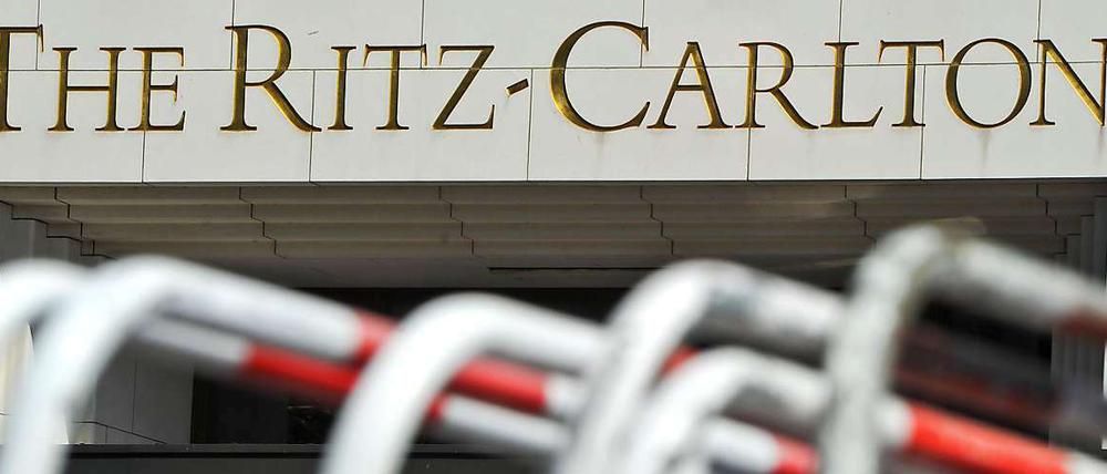 Berlin ist wegen des Besuchs der Obamas für zwei Tage in Aufruhr. Die Familie logiert in der Zeit im Ritz Carlton am Potsdamer Platz - und dort herrschen für zwei Tage verschärfte Sicherheitsvorkehrungen.
