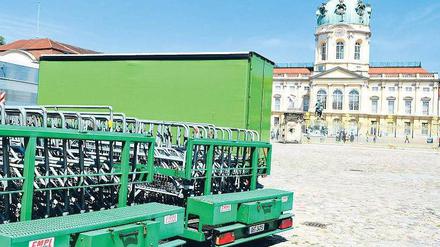 Grüner wird’s nicht. Im Schloss Charlottenburg diniert Obama heute Abend – geschützt von viel Polizei. Foto: dpa