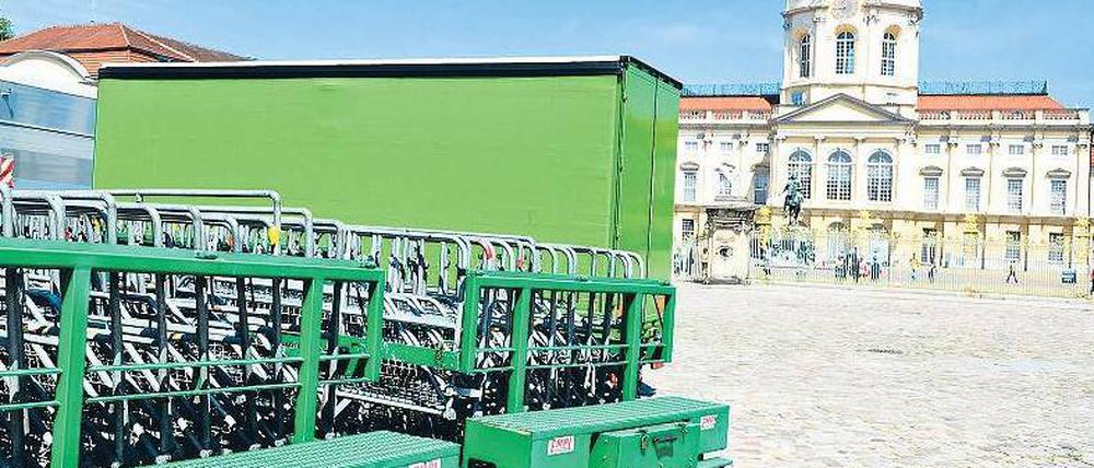 Grüner wird’s nicht. Im Schloss Charlottenburg diniert Obama heute Abend – geschützt von viel Polizei. Foto: dpa