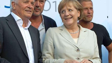 Flirtprofis. Kanzlerin Angela Merkel schwärmt offenbar für Henri Hübchen (vorn), dessen Schauspielkollegen Til Schweiger (rechts) und Sebastian Koch sich auf dem Produzentenfest ebenfalls gut amüsierten.