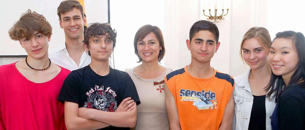 Alle mal lächeln. Sandra Maischberger (Mitte) mit Schülern im Schloss Bellevue, wo sie für ihren sozialen Einsatz das Bundesverdienstkreuz erhalten hat. 