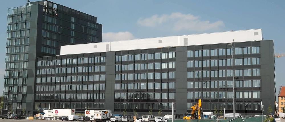 „Anthrazit“ ist die offizielle Farbbezeichnung der neuen Vertriebszentrale von Mercedes-Benz in Friedrichshain.