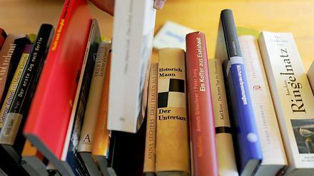 6000 Bücher sollte die Kurt-Tucholsky-Bibliothek aussondern. Darunter nicht nur sogenanntes Verschleißgut, sondern auch einige Klassiker wie von Heinrich Mann oder Erich Kästner. Die Bücherei wehrte sich mit einer Ausleih-Aktion - und war erfolgreich.