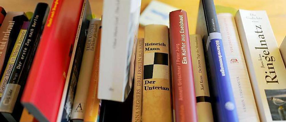 6000 Bücher sollte die Kurt-Tucholsky-Bibliothek aussondern. Darunter nicht nur sogenanntes Verschleißgut, sondern auch einige Klassiker wie von Heinrich Mann oder Erich Kästner. Die Bücherei wehrte sich mit einer Ausleih-Aktion - und war erfolgreich.