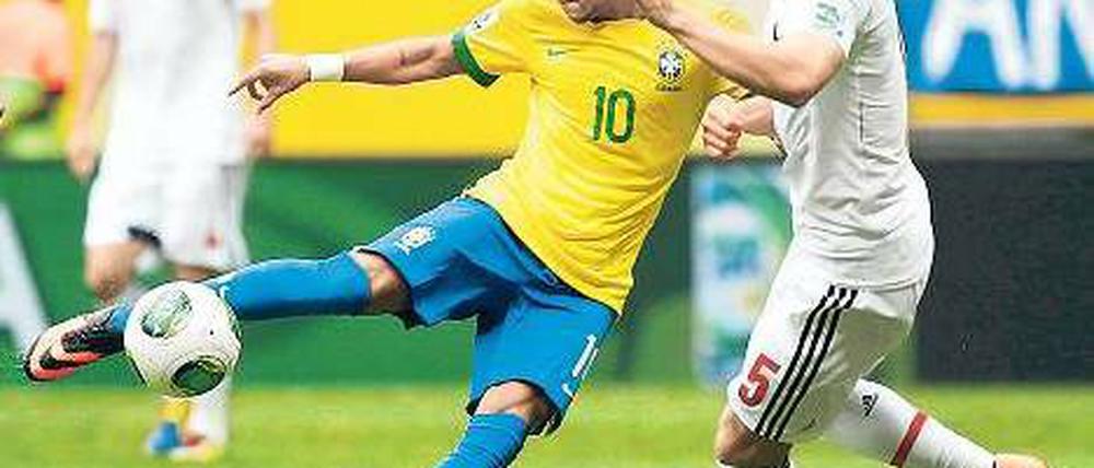 Dem Druck gewachsen. Superstar Neymar (links) erlöste bereits in der dritten Spielminute mit seinem Führungstreffer die Fans der brasilianischen Nationalmannschaft. Der 21-Jährige führte die Elf des WM-Gastgebers zu einem ungefährdeten Sieg über Japan.Foto: Reuters