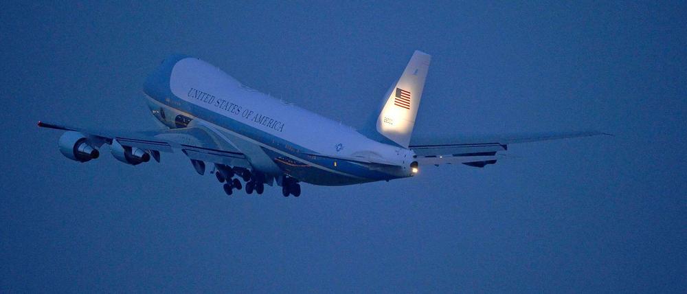 Im Himmel über Berlin. Die "Air Force One" hebt ab. Die Obamas verlassen Europa.