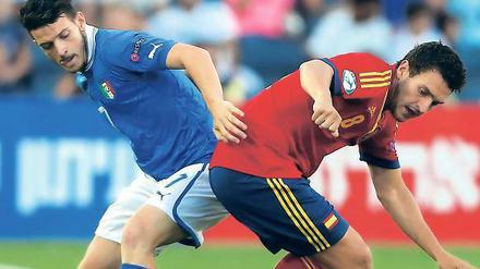 Der Ball ist ein Spanier. Koke (rechts) behauptet sich gegen Florenzi. Foto: dpa